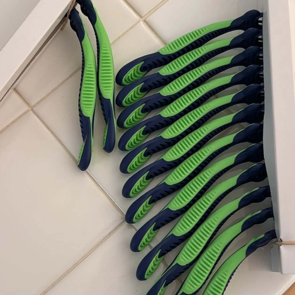Gillette Sensor 3 Razors - Picture 2 of 2